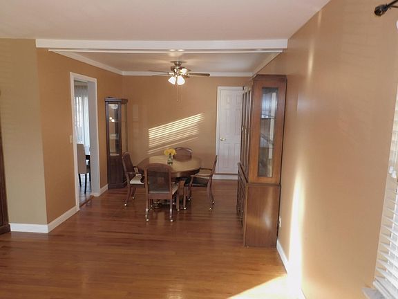 3rd image of 927 Fashion Ave