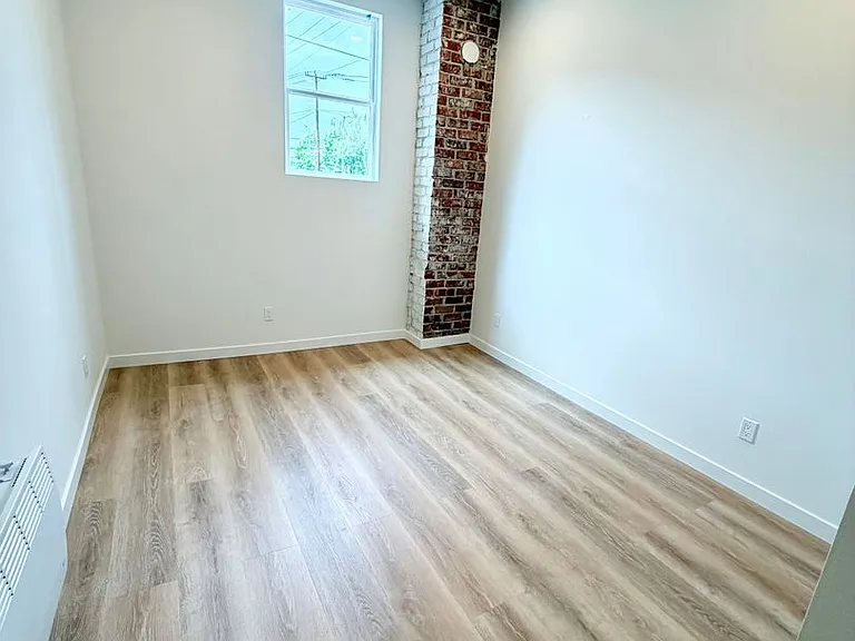 1223 W Nickerson St — Photo 11