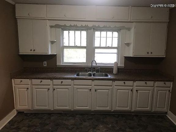2nd image of 2325 Hoyt St