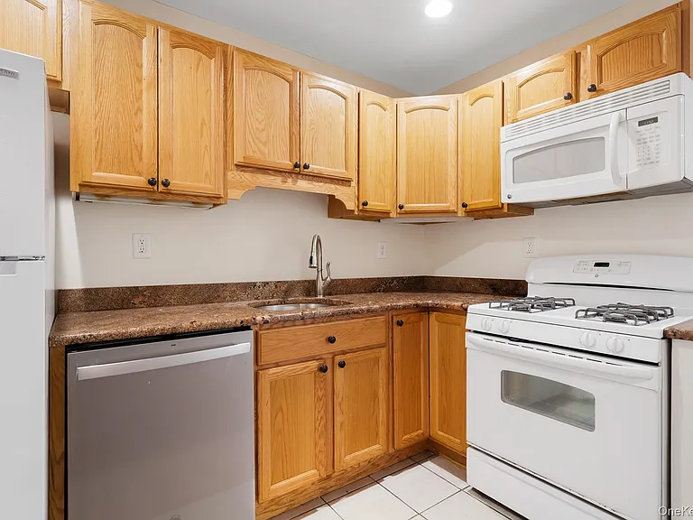 3 Charles Ln #2B — Photo 17