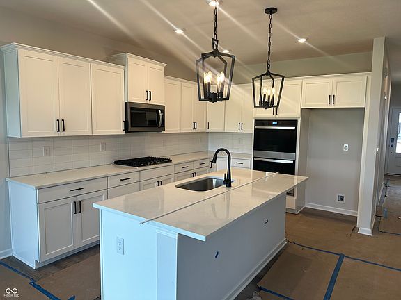 3rd image of 3946 Holly Brook Dr