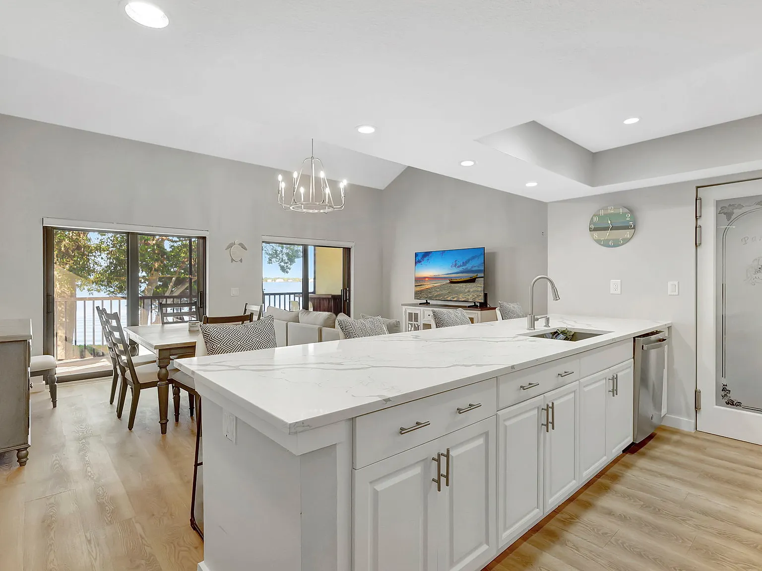 264 NE Edgewater Dr — Photo 1