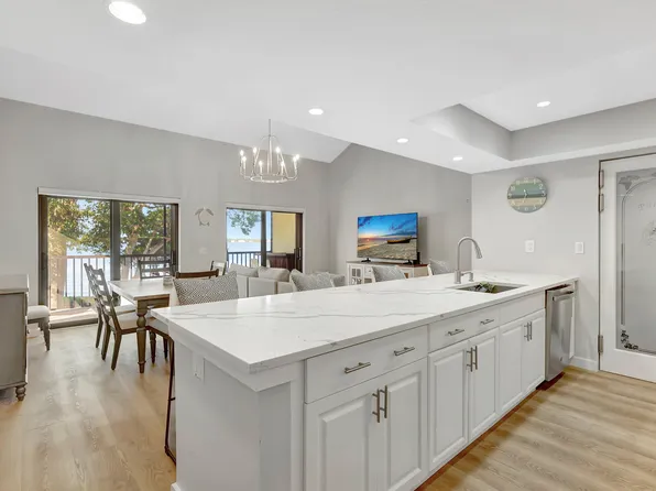 264 NE Edgewater Dr, Stuart, FL