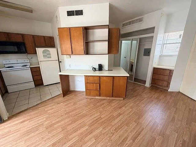 1 bed, 1.0 bath, 420 sqft, $800 — Photo 2
