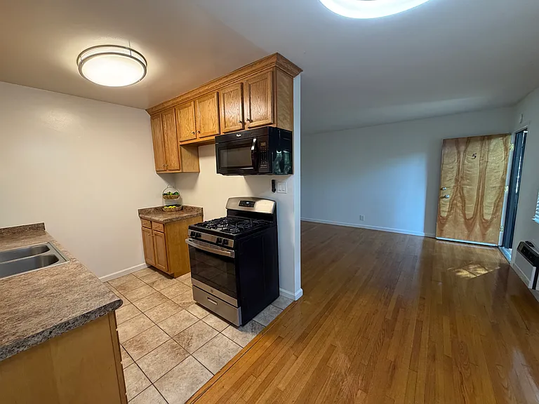 10321 La Reina Ave #5 — Photo 7