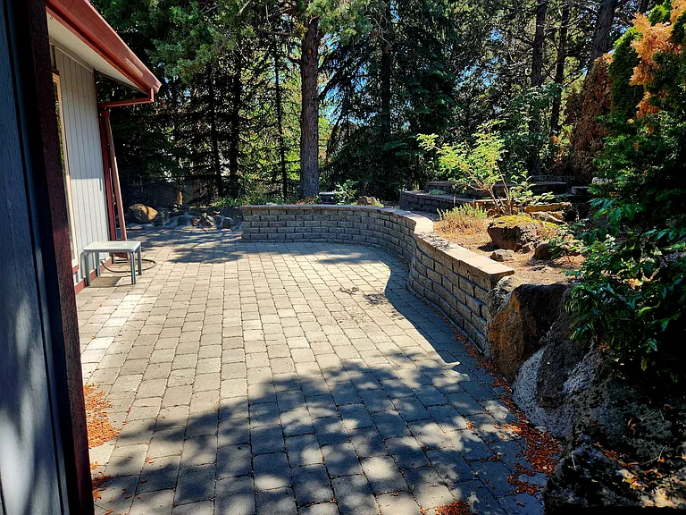 611 NE Tracker Ct — Photo 11