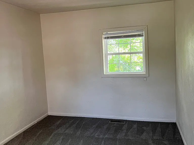 406 W Broadway St — Photo 14
