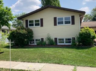 809 S 25th St, Grand Forks, ND 58201