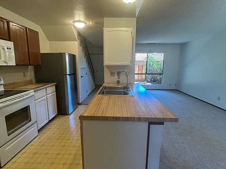 136 Peach Ter — Photo 3