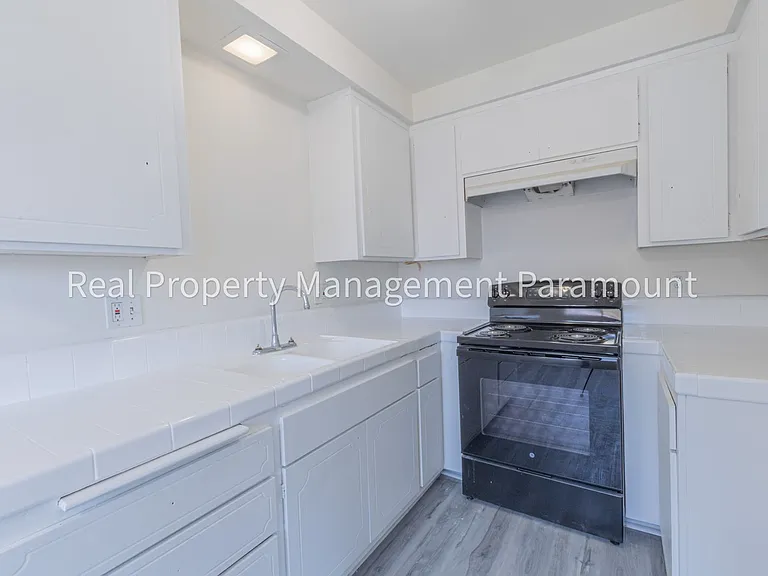540 W Queen Street — Photo 13