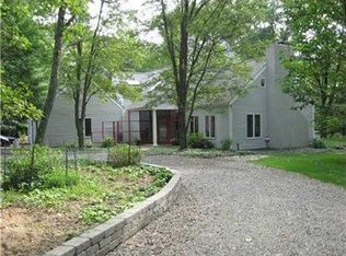 8 Chestnut Ln, Cheswick, PA 15024