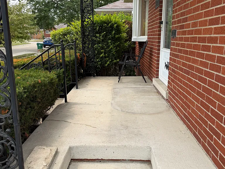 18031 Mott Ave — Photo 2