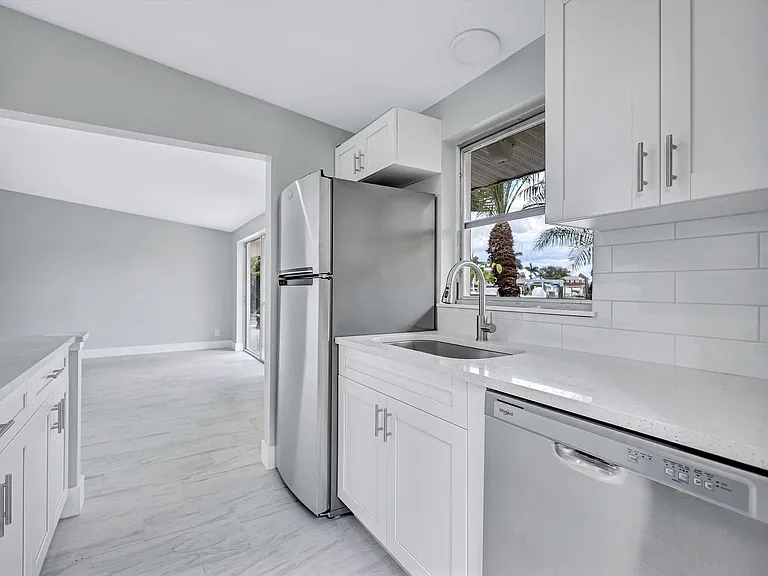 325 Capri Blvd — Photo 46