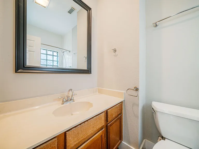 2300 Leon St #101 — Photo 30
