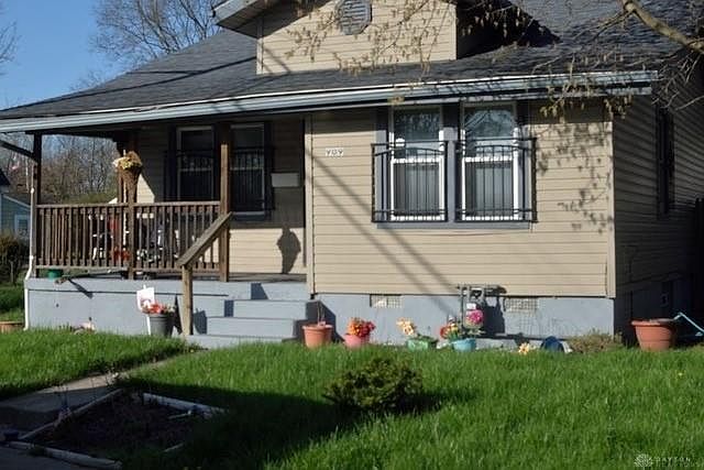 1st image of 909 Iola St