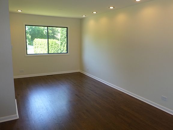 3rd image of 10 S Aspen Dr