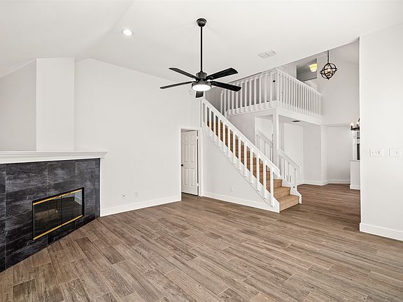 3rd image of 381 Arbor Ln