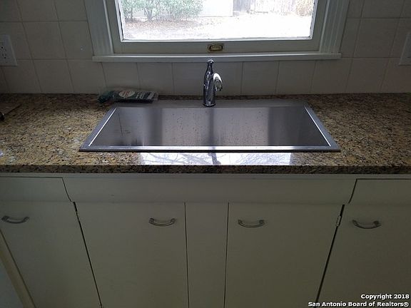 5th image of 415 Woodcrest Dr