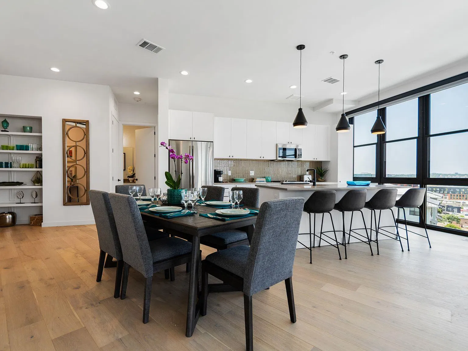 2 bed, 2.0 bath, 1585 sqft, $4,200 — Photo 4
