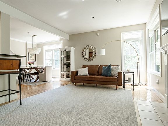 4th image of 28 Lincoln Ln #28