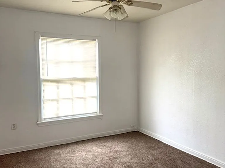 2621 Windsor Ave — Photo 7