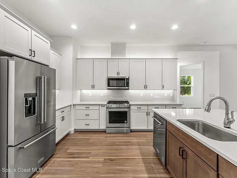 35 Loch Ness Dr — Photo 12
