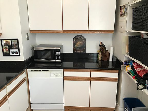 4th image of 929 W Oakdale Ave APT 1J