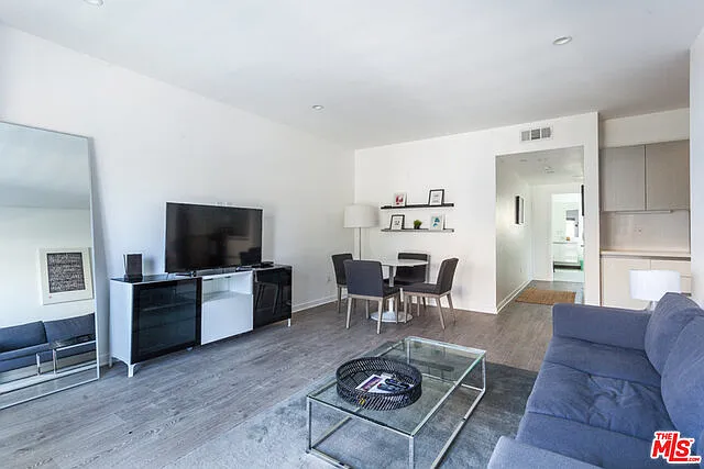 2 bed, 2.0 bath, 1000 sqft, $4,100 — Photo 3