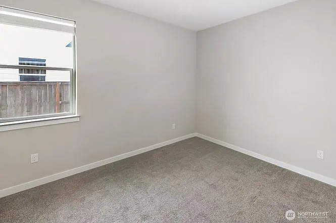 10705 NE 99th St — Photo 32