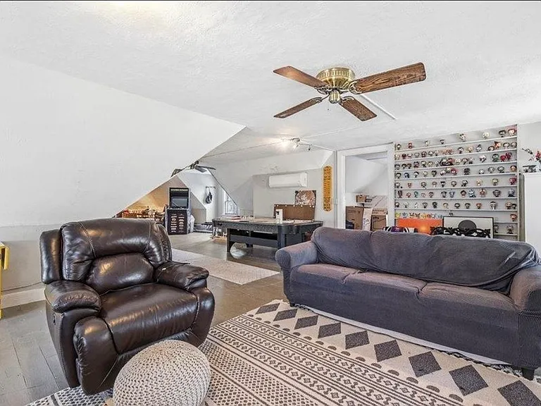 560 W 11th St — Photo 34
