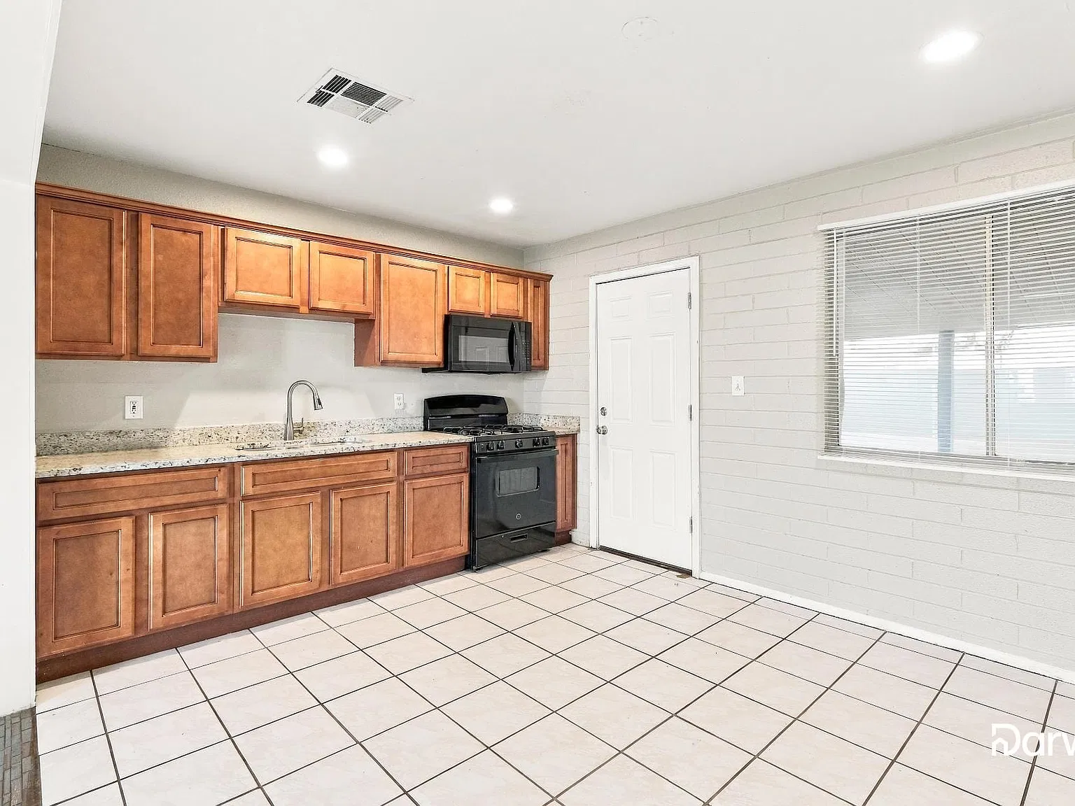 4 bed, 2.0 bath, 1310 sqft, $1,820 — Photo 3