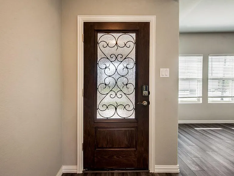 605 Cedar Springs Dr — Photo 2