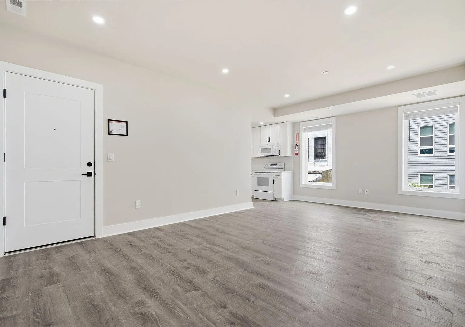 727 16th St NE — Photo 3