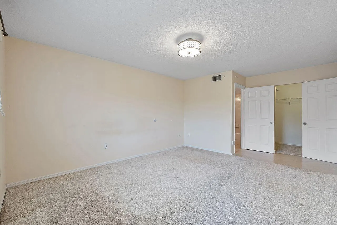 Building 5011 Unit #303 — Photo 4