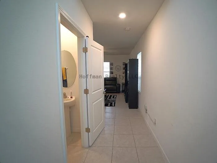 4 bed, 2.5 bath, 1925 sqft, $2,500 — Photo 3
