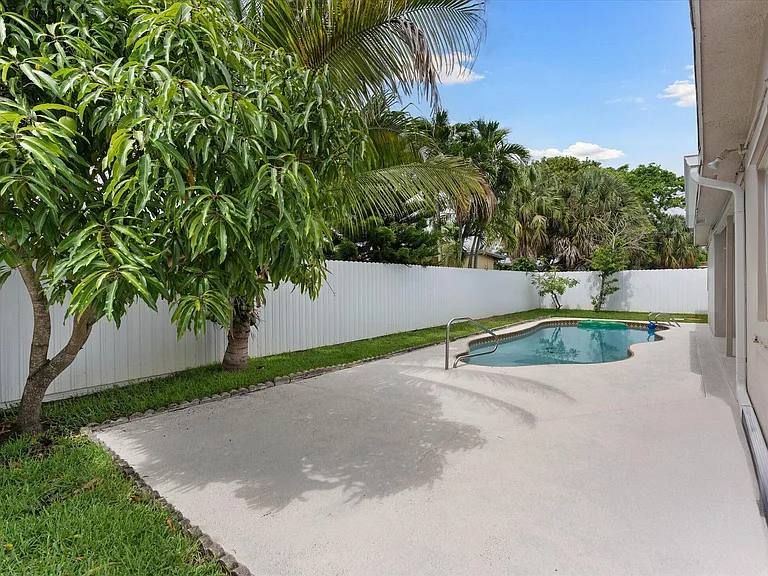 6515 SW 8th Pl — Photo 30