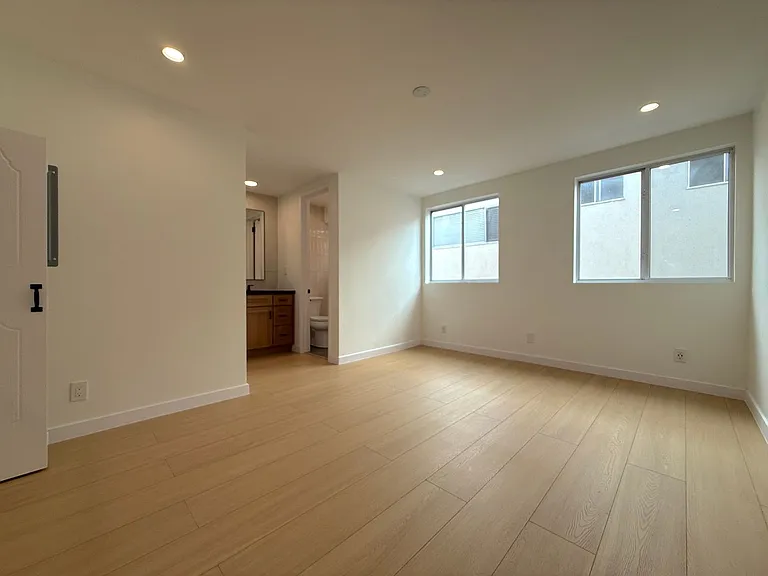 1120 N Flores St #5 — Photo 9