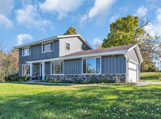 W243S7330 Greenbriar Dr, Waukesha, WI 53189