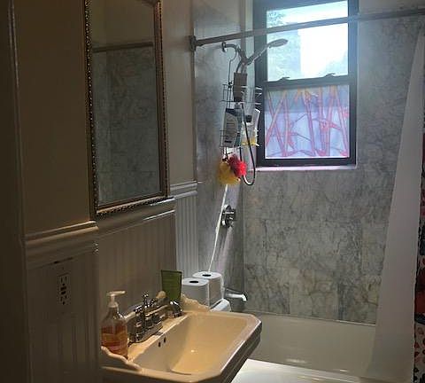 4th image of 164 Strathmore Rd APT 12