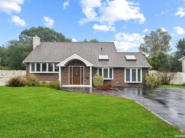11 Bristol Lane, Kings Park, NY 11754