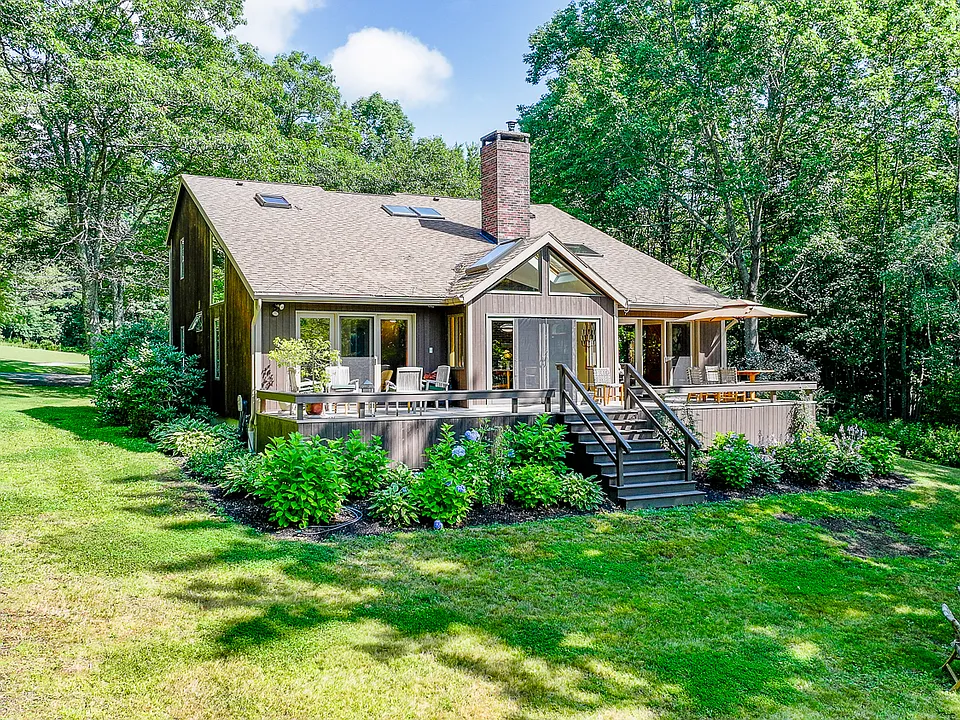48 William Glen Dr