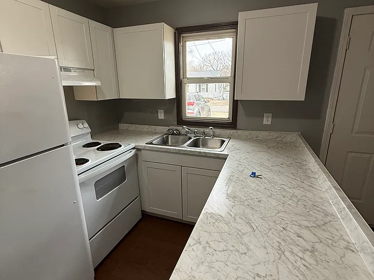 806 Pond St — Photo 3