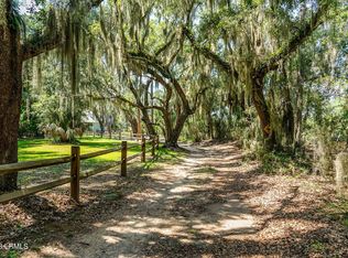77 Oakland Dr, Saint Helena Island, SC 29920