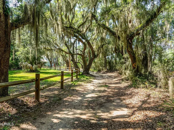 77 Oakland Dr, Saint Helena Island, SC 29920