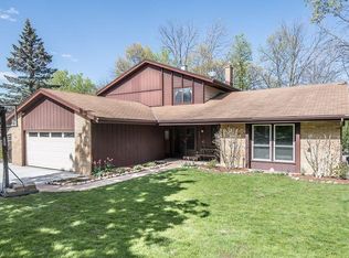 2425 Pebble Valley Rd, Waukesha, WI 53188