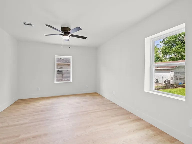 4607 Englewood St — Photo 15