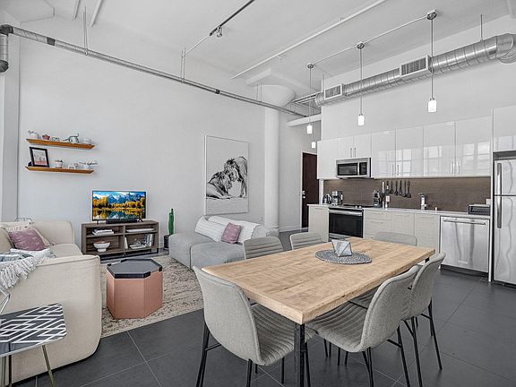 5th image of 939 S Broadway #1010