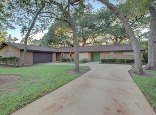 306 Forest Dr, Lake Jackson, TX 77566
