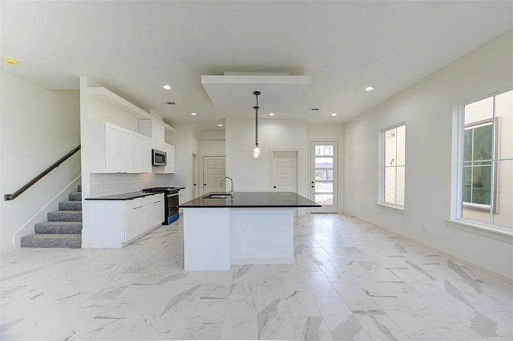 3 bed, 2.5 bath, 2181 sqft, $3,200 — Photo 1