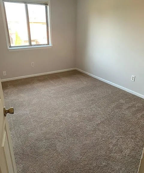 131 Caernarvon Ct — Photo 40